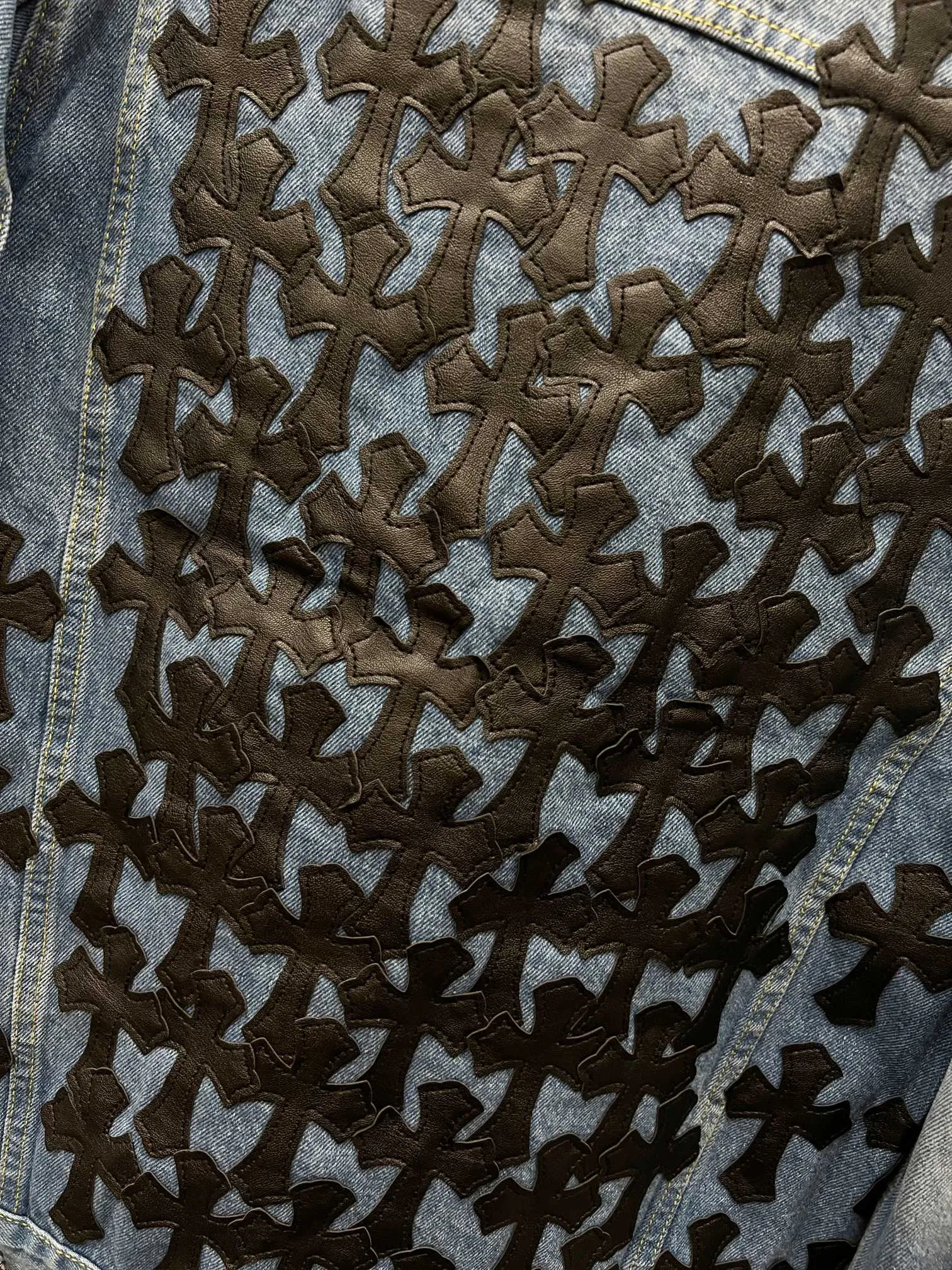 P320 Style No.: (r003) Chrome Hearts Chrome Hearts Logo Leather Couple's Washed Denim Jacket Super Invincible Hot Sale Is Here The Best Item for This Weather Cool Oversize Style The Classic Cross White Logo Covers the Whole Clothes, and the Cross Large Leather Label on the Back is the finishing touch. It is generous and full of personality without being exaggerated. It is a versatile style for spring and summer! It is made of 100% denim cotton fabric with heavy thread count and washed with water to ensure a stiff and tough shape while being comfortable and breathable against the skin. The high-density embroidery of Sanskrit letters is ultra-exquisite. The original molded custom buttons, large cross leather label, and Croxin's silver jewelry details are all luxurious! Casual and loose fit, lazy and casual, the same style for men and women. It is very trendy to match it with sweatpants and wide-leg pants casually. The focus is on versatility. It can be used as a jacket in spring and autumn. Size: S–XL Color: blue